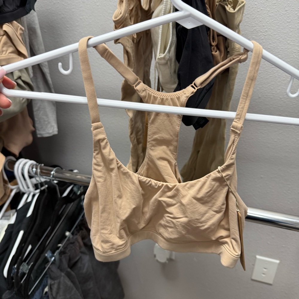 SKIMS FITS EVERYBODY RACERBACK BRALETTE clay - Picture 2 of 4